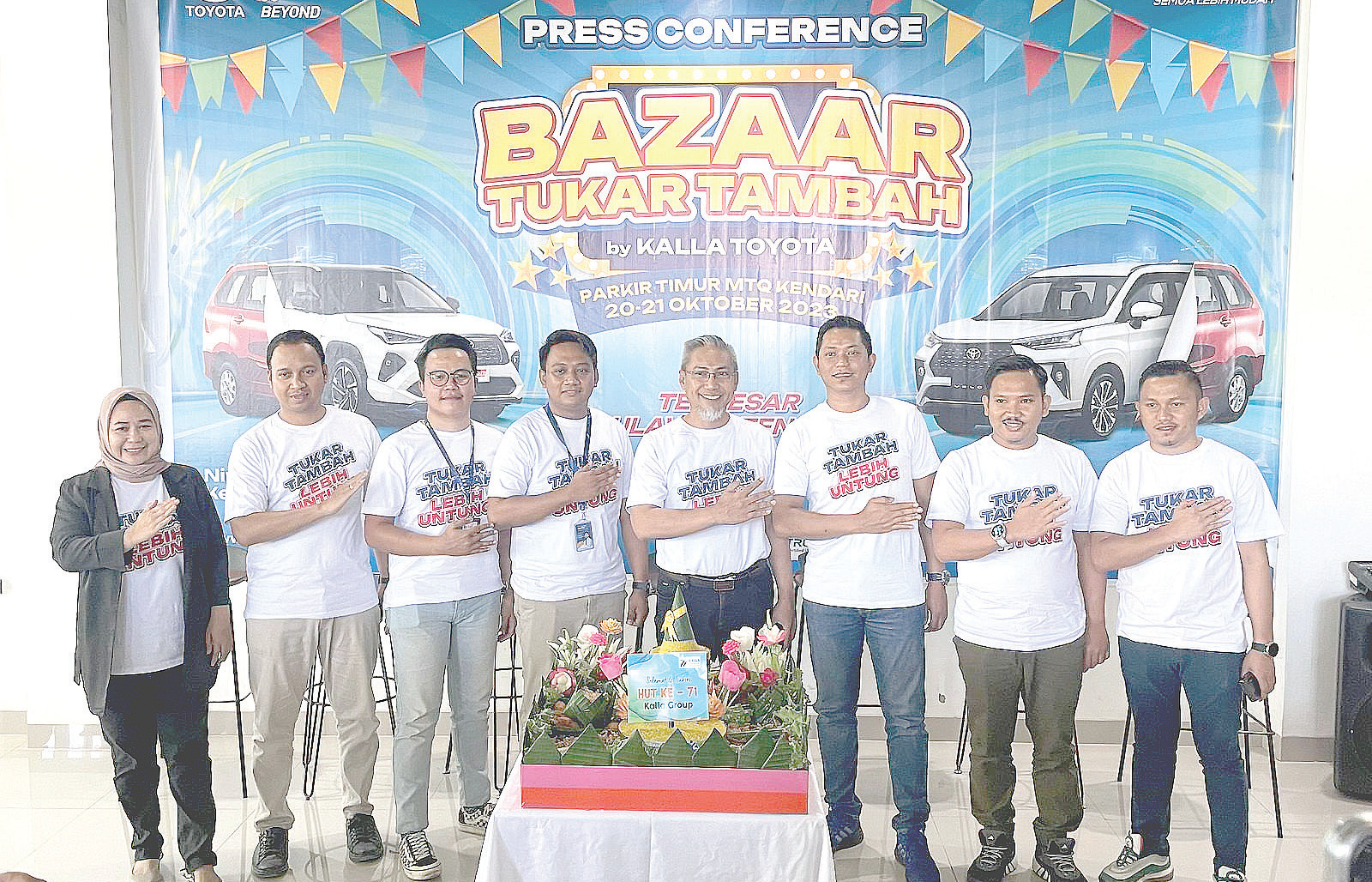 Foto bersama usai press conference Bazar Tukar Tambah by Kalla Toyota yang dihelat di Parkir Timur MTQ Kendari.