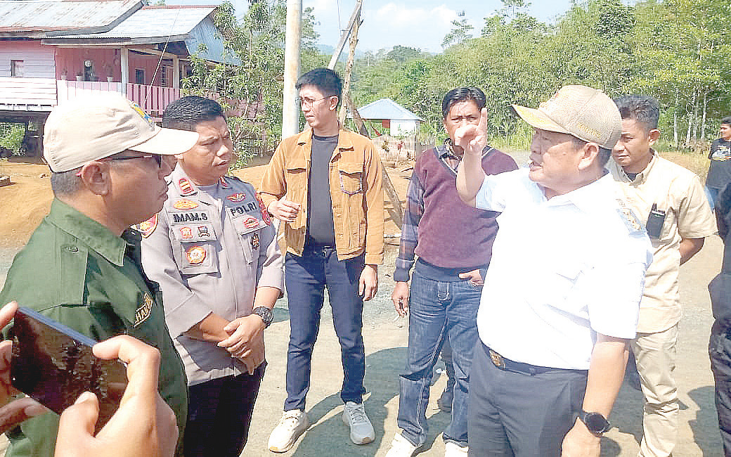 Pj Bupati Konawe Harmin Ramba (kanan) berdiskusi dengan Kapolsek Routa, Iptu Imam Supardi (2 dari kiri) saat meninjau titik nol pembangunan jalan Latoma- Routa, tepatnya di Desa Puuwiwirano Kecamatan Routa, kemarin. (ADI HIDAYAT / KENDARI POS)