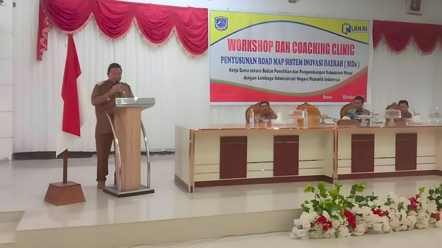 Bupati Muna, LM. Rusman Emba membuka pembukaan workshop dan coaching clinic penyusunan road map Sistem Inovasi Daerah (SIDa) yang digelar Badan Penelitian dan Pengembangan (Balitbang) Kabupaten Muna dengan Lembaga Administrasi Negara (LAN) di Aula Galampano Raha, kemarin. (DEDEH AYU/KENDARI POS )