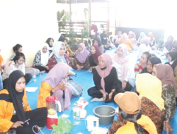 Tim PKM UHO Edukasi Ibu-ibu Majelis Taklim di Bukit Wolio Indah