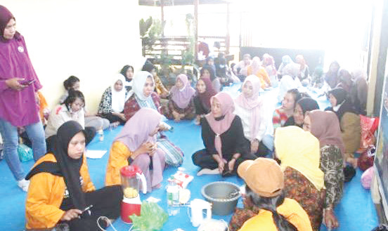 Ibu -ibu majelis taklim Kelurahan Bukit Wolio Indah, sedang diedukasi tentang pemanfaatan daun kelor, dalam berbagai olahan makanan.