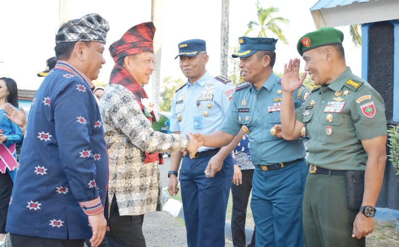 Menteri Dalam Negeri (Mendagri) Tito Karnavian (2 dari kiri) disambut Pj Gubernur Sultra Andap Budhi Revianto (kiri) saat tiba di Sultra, Kamis (26/10/2023) kemarin. Turut menyambut Danlanal Kendari Kolonel Laut (P) Abdul Kadir Mulku Zahari (2 dari kanan), Danlanud Halu Oleo (HLO), Kolonel Pnb Antonius Adi Nur Wahyono (3 dari kanan) dan Kasrem 143/HO Kolonel Inf Singgih Pambudi Arinto (kanan). (BIRO ADPIM PEMPROV SULTRA)