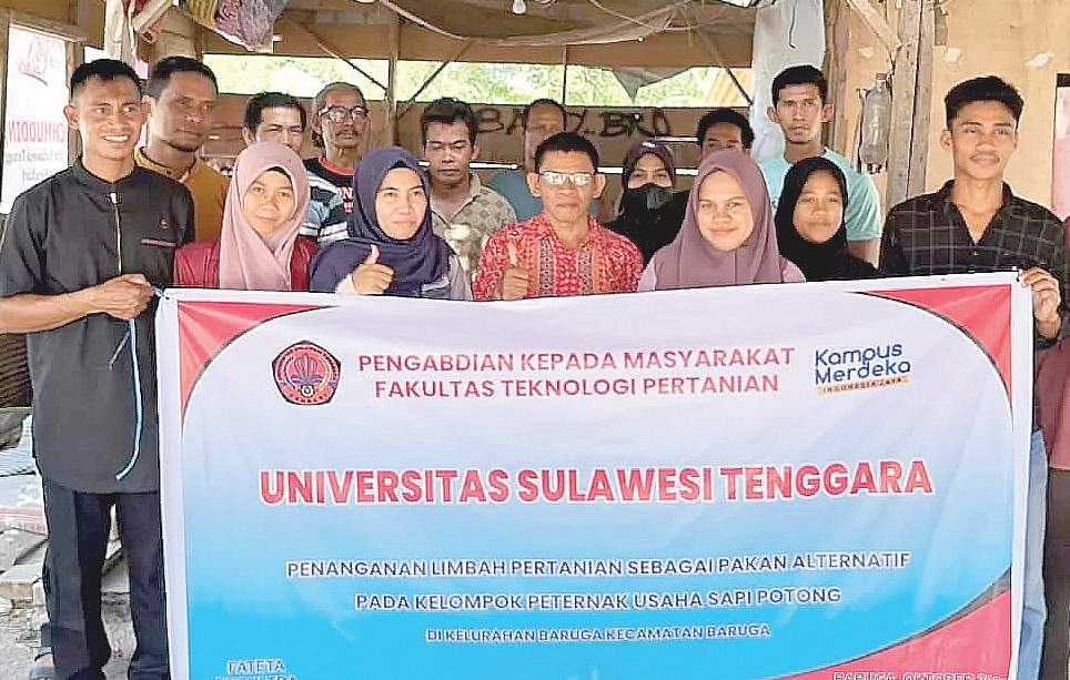 Foto bersama Tim Pengabdian pada Masyarakat Unsultra, usai melakukan edukasi mengenai penanganan limbah pertanian sebagai pakan alternatif pada kelompok peternak usaha sapi potong di Kelurahan Baruga Kota Kendari. (Humas Unsultra for Kendari Pos)