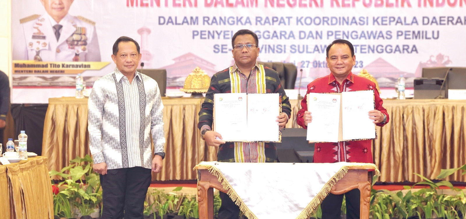 PENANDATANGANAN NPHD : Pj. Gubernur Sultra Andap Budhi Revianto (kanan) bersama Ketua KPU Sultra Asril (tengah) menandatangani NPHD disaksikan Mendagri Tito Karnavian (kiri) di Hotel Claro Kendari, Jumat (27/10). ()