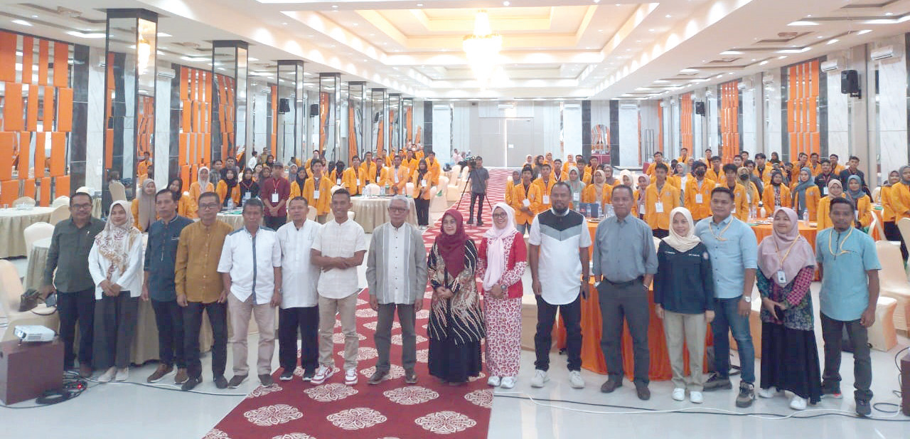 Foto bersama Kepala UPT PK2M UHO, Dr. Sarinah (sepuluh dari kiri), Ketua Dewan Pertimbangan UHO, La Ode Safuan (sembilan dari kiri) usia kegiatan. (HUMAS UHO FOR KENDARI POS)