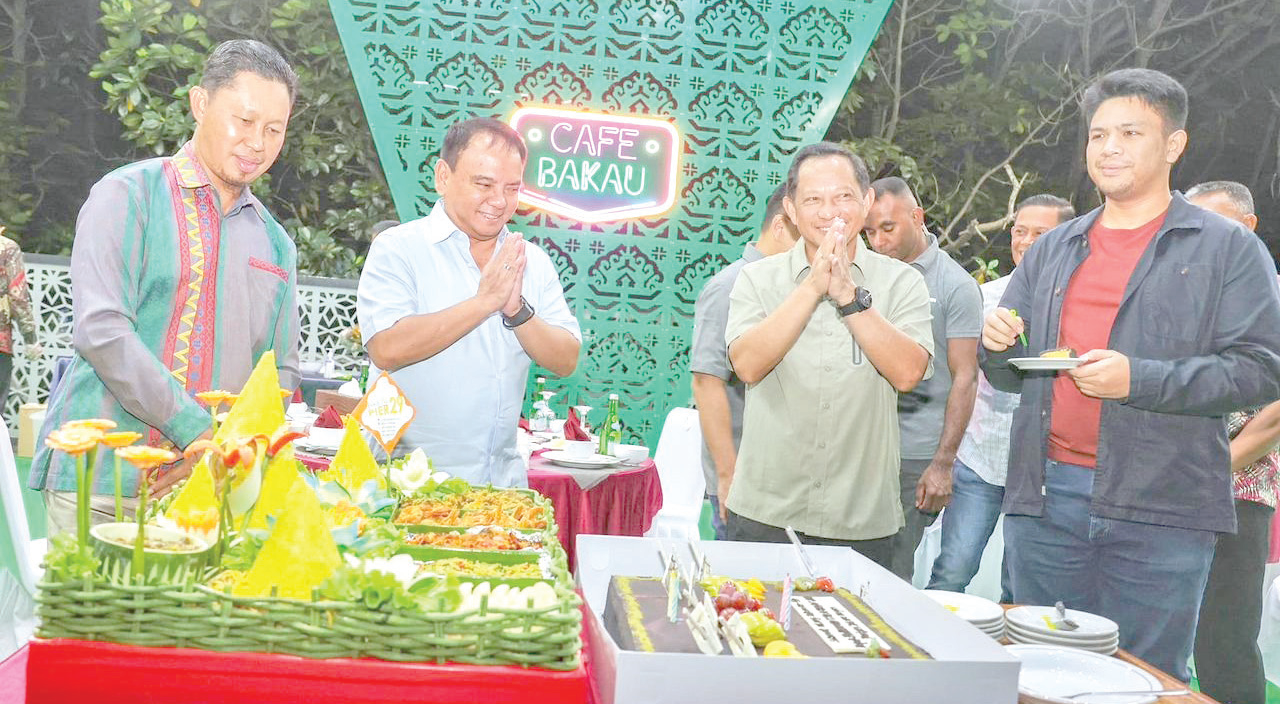 Mendagri Tito Karnavian (2 dari kanan) bersama Pj Gubernur Sultra Andap Budhi Revianto (2 dari kiri) dan Pj Wali Kota Kendari Asmawa Tosepu (kiri) saat gala dinner disela-sela kunjungan kerja Mendagri di Kota Kendari, baru-baru ini. (HUMAS PEMKOT KENDARI)