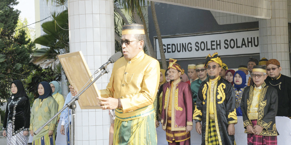 Prof. Dr. Muhammad Zamrun Firihu, S.Si., M.Si., M.Sc., saat memimpin upacara peringatan Hari Sumpah Pemuda (HSP) ke- 95, di pelataran Rektorat UHO Sabtu (28 /10) lalu. (Ewin Endang Sahputri/Kendari Pos)