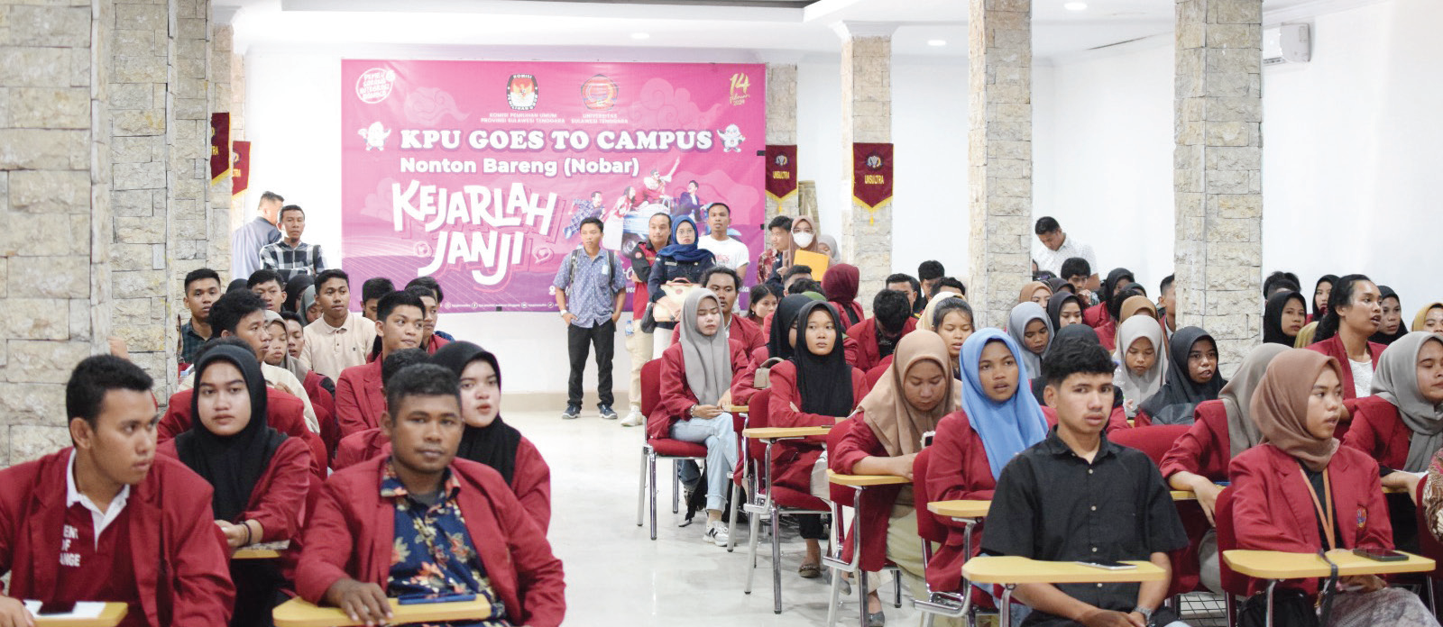 Suasana KPU Goes to Campus yang dirangkaikan dengan Nonton Bareng (Nobar) film kejarlah janji di gedung WTC Unsultra. (EWIN ENDANG SAHPUTRI/KENDARI POS)