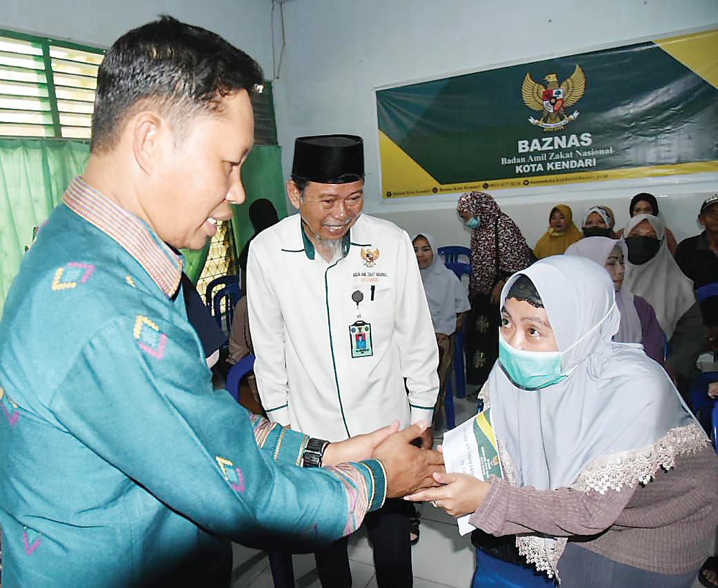 BANTU WARGA: Pj Wali Kota Kendari, Asmawa Tosepu menyalurkan bantuan usaha kepada Pelaku UMKM di Kota Lulo beberapa waktu lalu.