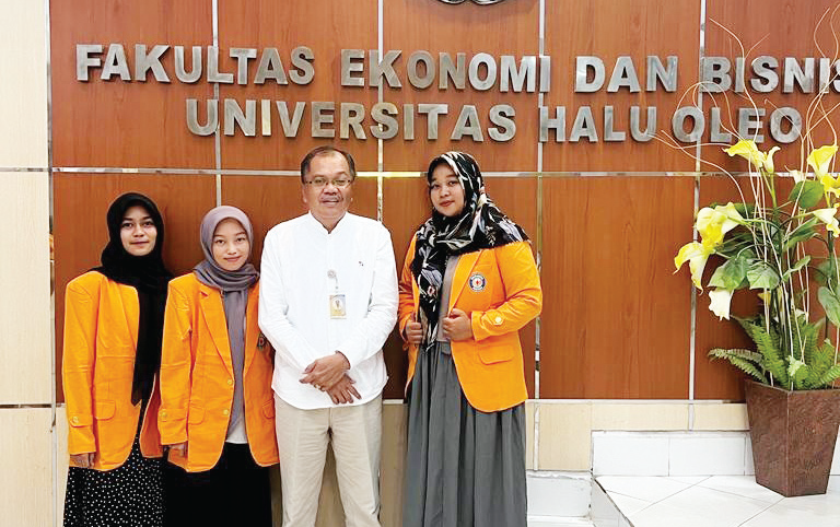 DEKAN FEB UHO, Prof. Dr. Arifuddin Mas'ud, SE., M.Si. AK., CA., ACPA (dua dari kanan) bersama beberapa mahasiswa FEB UHO yang akan mengikuti magang internasional (EWIN ENDANG SAHPUTRI/KENDARI POS)