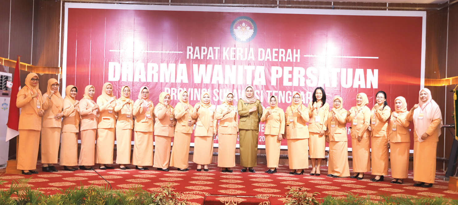 Pengurus DWP Provinsi dan DWP kabupaten/kota se-Sultra pose bersama usai pembukaan rapat kerja, kemarin (3/10).