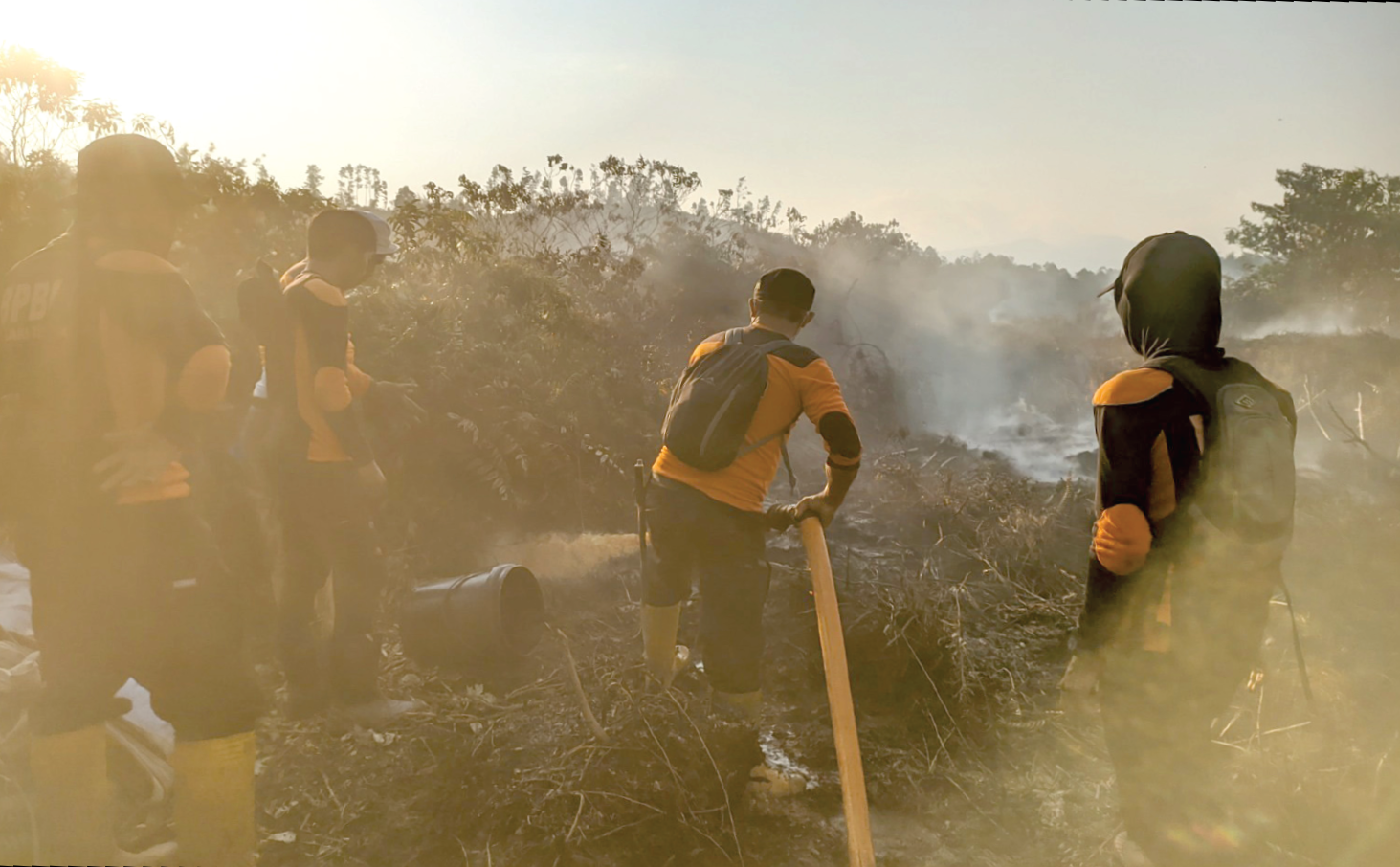 Personel Tim Reaksi Cepat (TRC) BPBD Kabupaten Kolaka Timur (Koltim)saat memadamkan api yang menghanguskan lahan gambut di Desa Wesalo Kecamatan Lalolae. (TRC BPBD KOLTIM)