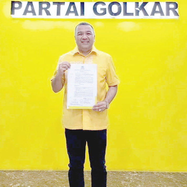 SURAT TUGAS: Politisi Partai Golkar, Aksan Jaya Putra (AJP) menerima surat tugas sebagai bakal Calon Wali Kota Kendari 2024 dari DPP Partai Golkar.