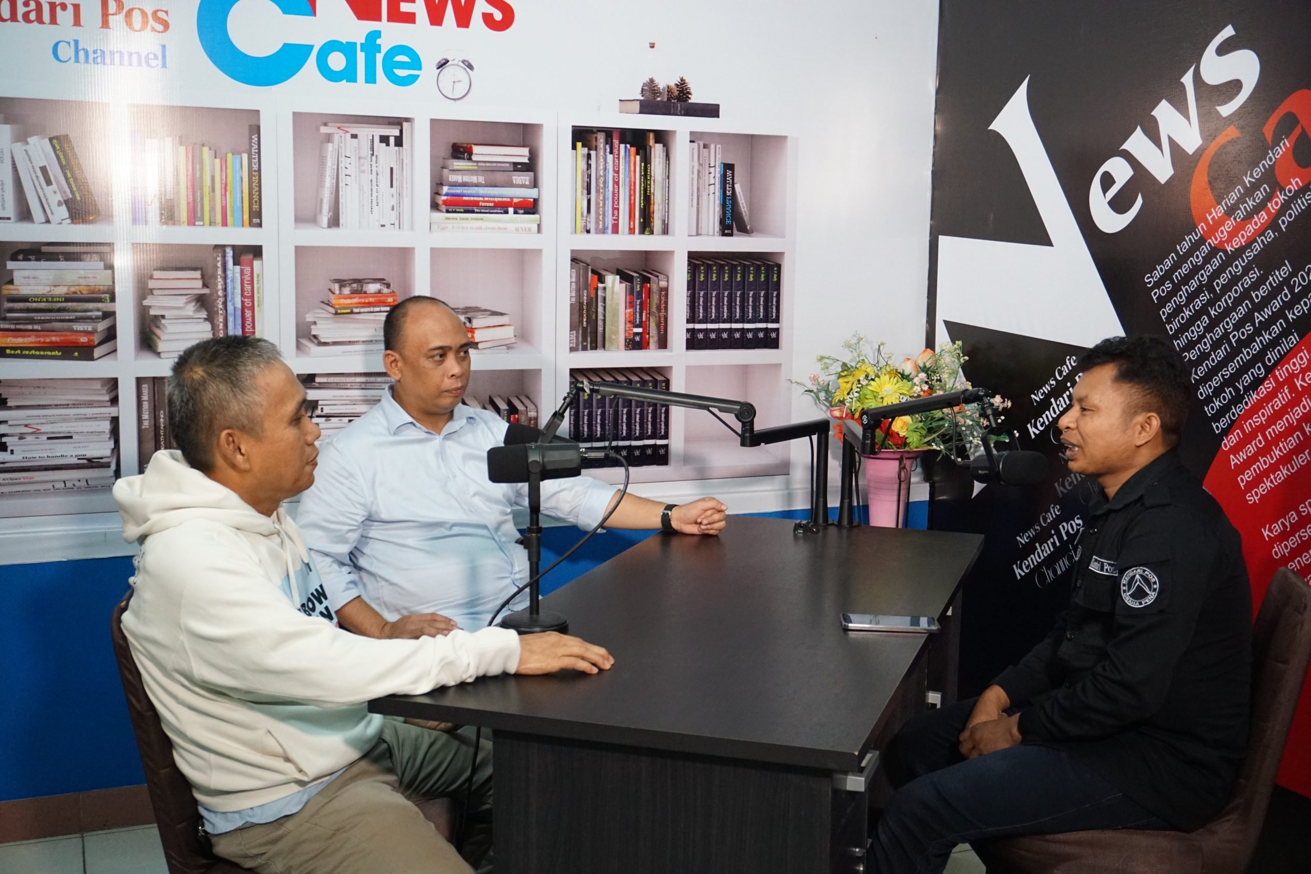 Pemimpin Redaksi Kendari Pos Inong Saputra (kanan), saat interview Ketua DPD Partai Gerindra Sultra Andi Ady Aksar dan Sekretaris DPD Partai Gerindra Sultra Safarullah di Kendari Pos Chanel.