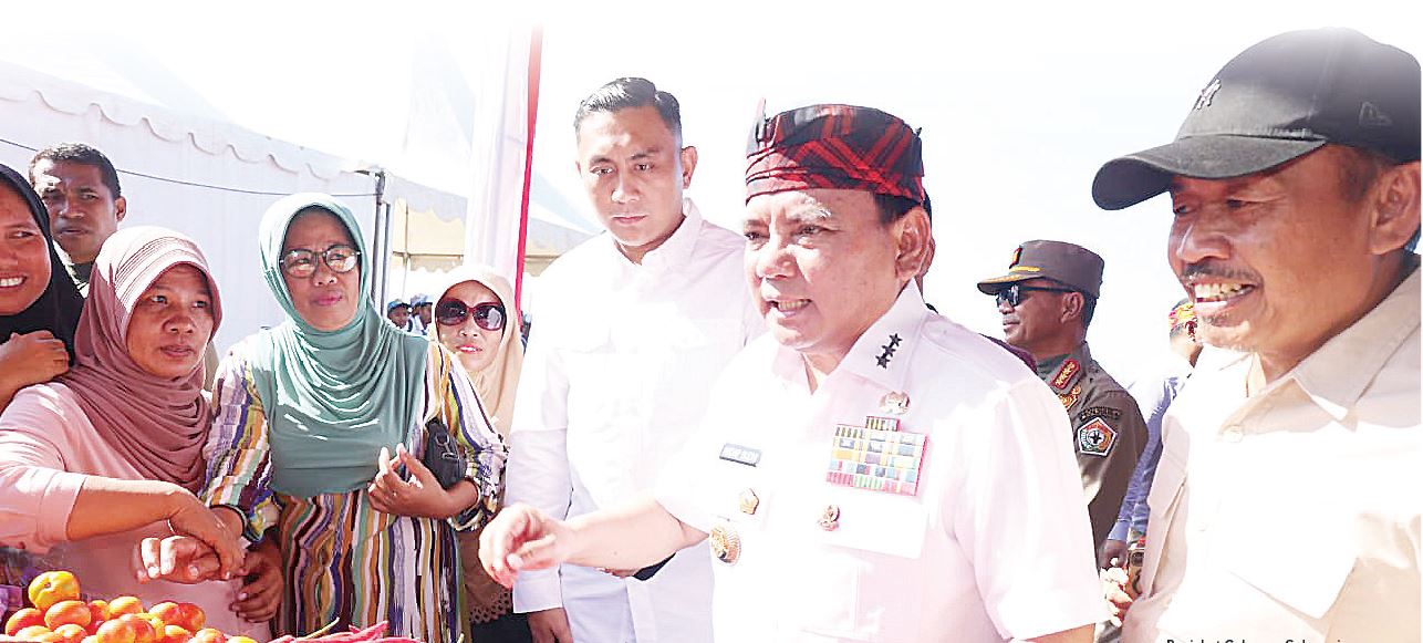 Penjabat Gubernur Sulawesi Tenggara Andap Budhi Revianto (tengah) berinteraksi dengan pedagang yang berjualan pada program Gerakan Pangan Murah di Wakatobi