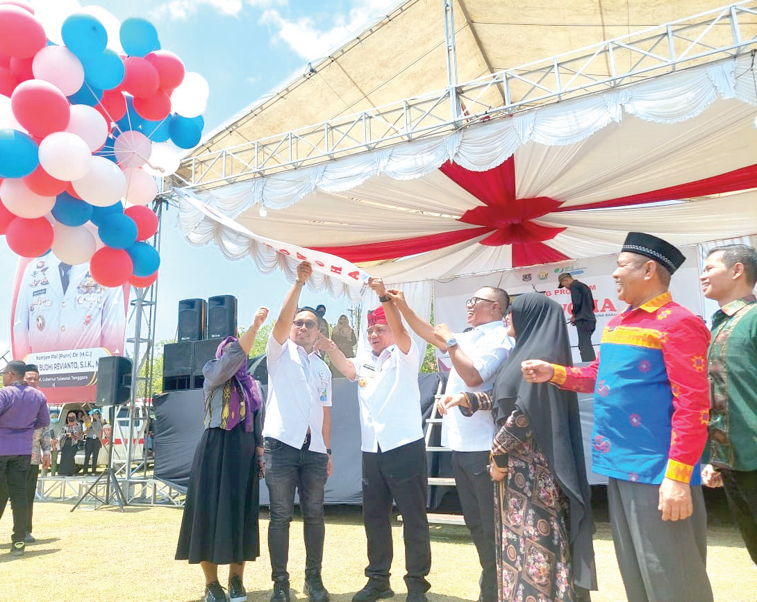 Pj Gubernur Sultra, Andap Budhi Revianto (3 dari kiri) bersama Pj Bupati Mubar Bahri (4 dari kanan) melepas balon udara menandai peluncuran program Kasowoha (Perlindungan) di Kabupaten Mubar, Minggu (5/11/2023), kemarin. Program Kasowoha digagas Pj Bupati Bahri dalam melindungi warganya melalui kepesertaan BPJS Kesehatan dan BPJS Ketenagakerjaan. (AKHIRMAN/KENDARI POS)