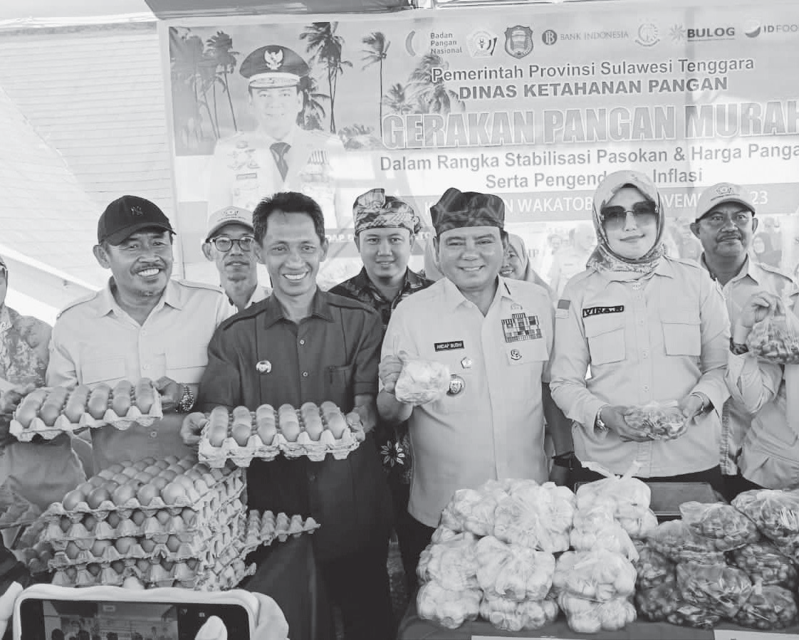 Pj Gubernur Sultra, Komjen Pol (Purn) Andap Budhi Revianto (tengah) didampingi Bupati Wakatobi Haliana (dua kiri) Kadis Ketahanan Pangan Sultra, Ir. Ari Sismanto dan sejumlah pejabat foto bersama usai membagikan bantuan pangan kepada warga Wakatobi, akhir pekan lalu. (ASTY/KENDARIPOS)