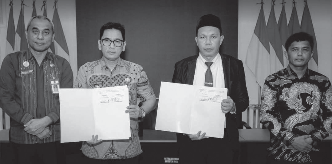 BIAYA PEMILU: Pj Bupati Buteng Andi Muhammad Yusuf (dua kiri) bersama penyelenggara pemilu di Buteng memperlihatkan NPHD yang telah diteken.