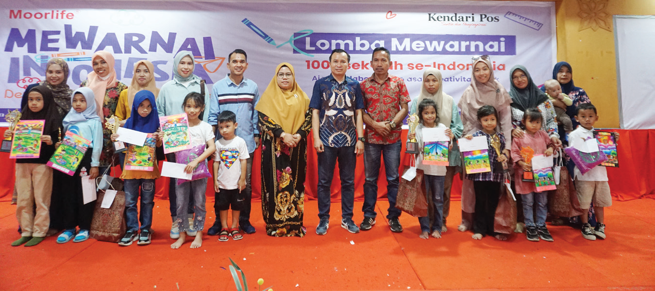 Wakil Direktur Kendari Pos Awal Nurjadin (batik biru) bersama jajaran manajemen Kendari Pos foto bersama para pemenang lomba mewarnai.