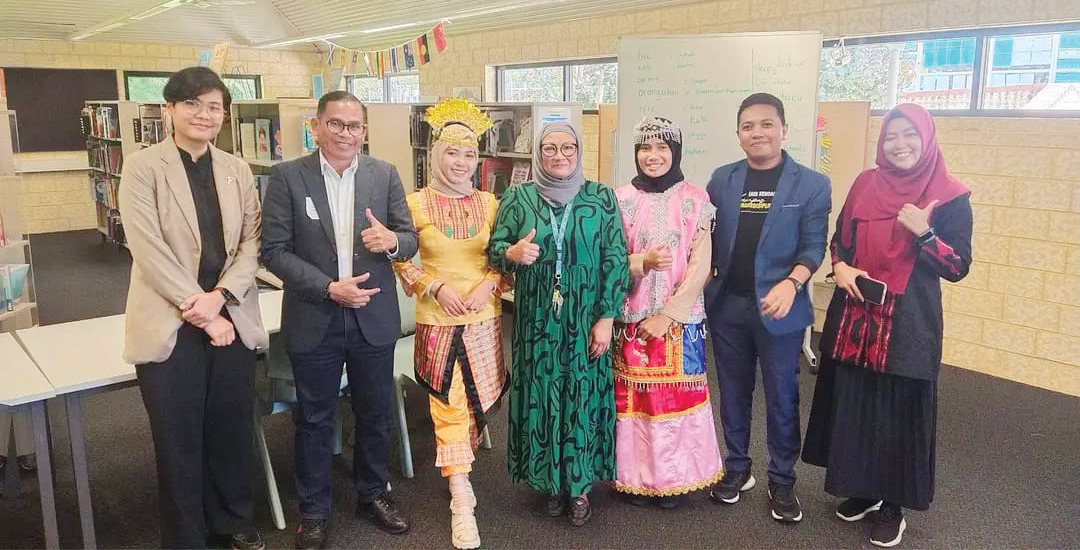 Rektor IAIN Kendari, Dr. Husain Insawan (dua dari kiri) usai berkunjung di Attadale Primary School Perth City. (HUMAS IAIN KENDARI)