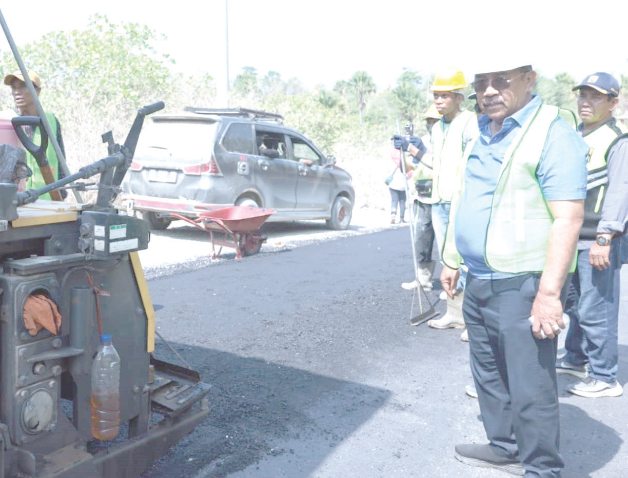 Pj Bupati Bombana Burhanuddin meninjau proyek pengaspalan jalan di Sikeli yang menghubungkan Kecamatan Kabaena Barat dan Kabaena Utara, kemarin. (MASLINDAH ALI / KENDARI POS)