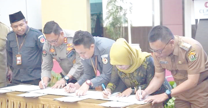 Pj Bupati Kolut Sukanto Toding (kanan) bersama KPU, Bawaslu dan Kapolres Kolut AKBP Arif Irawan (2 dari kiri) menandatangani NPHD Pilkada 2024 di Hotel Claro Kendari, Senin (6/11/2023), kemarin. (DISKOMINFO KOLUT FOR KENDARI POS)