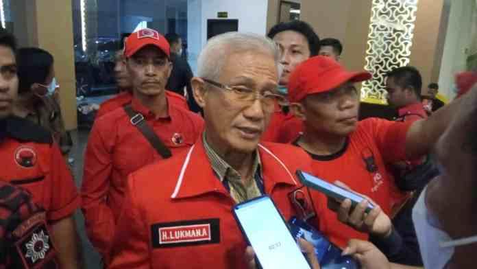 KONSOLIDASI: Ketua DPD PDIP Sultra, Lukman Abunawas memberikan keterangan pers usai Rapat Kerja Daerah PDIP Sultra, di Hotel Azizah Kendari, Senin (6/11). (MUH ABDI ASMAUL/KENDARI POS)