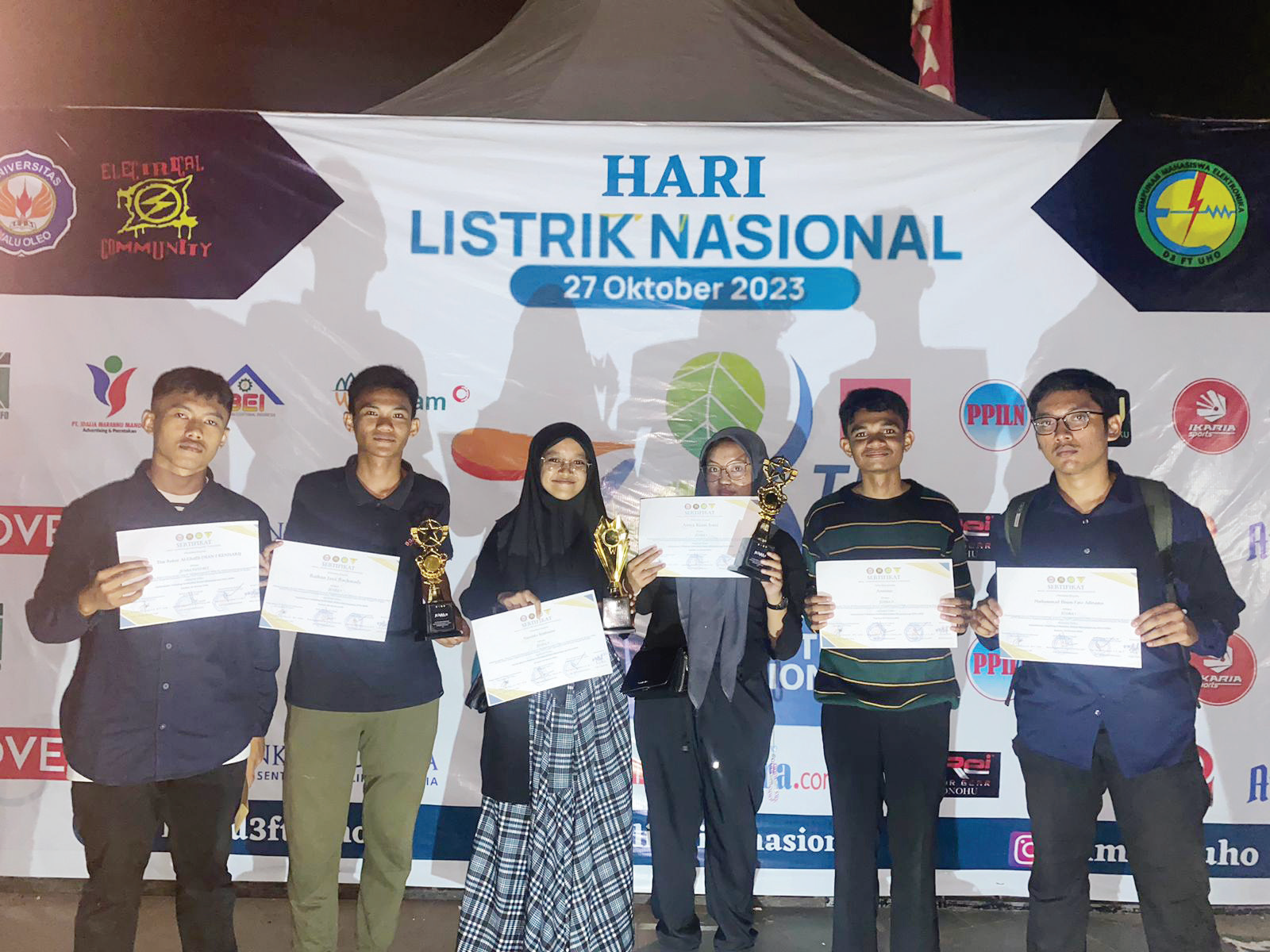 Siswa MAN 1 Kendari berhasil meraih juara Robotic Soccer Competition 2023 yang digelar Fakultas Teknik Elektro, Universitas Halu Oleo. (EWIN ENDANG SAHPUTRI/KENDARI POS)