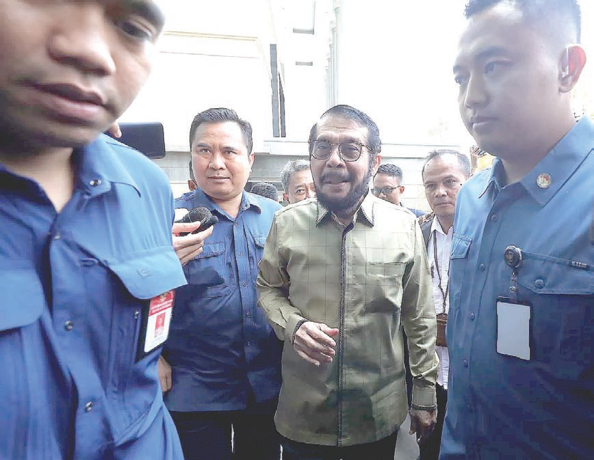 Anwar Usman (2 dari kanan) diberhentikan dari jabatannya sebagai Ketua Hakim Konstitusi dalam sidang Majelis Kehormatan Mahkamah Konstitusi (MKMK) yang dipimpin Ketua MKMK Jimly Asshiddiqie di Gedung MK, Jakarta, Selasa (7/11/2023). ()