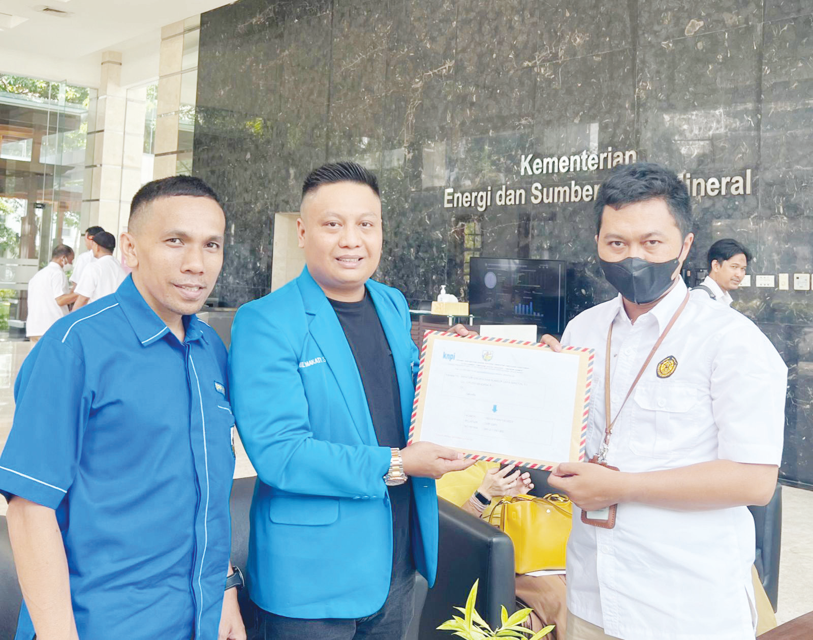 Ketua Bidang Politik DPP KNPI, Midun Makati (tengah) melaporkan aktivitas pertambangan PT.WIN di Kementerian ESDM. (IST)