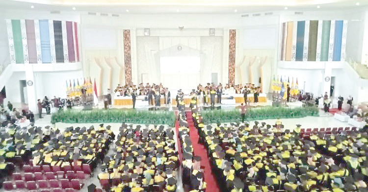 Suasana wisuda mahasiswa Universitas Halu Oleo yang diselenggarakan di Auditorium Mokodompit, Kampus Baru UHO, beberapa waktu lalu. (HUMAS UHO FOR KENDARI POS)