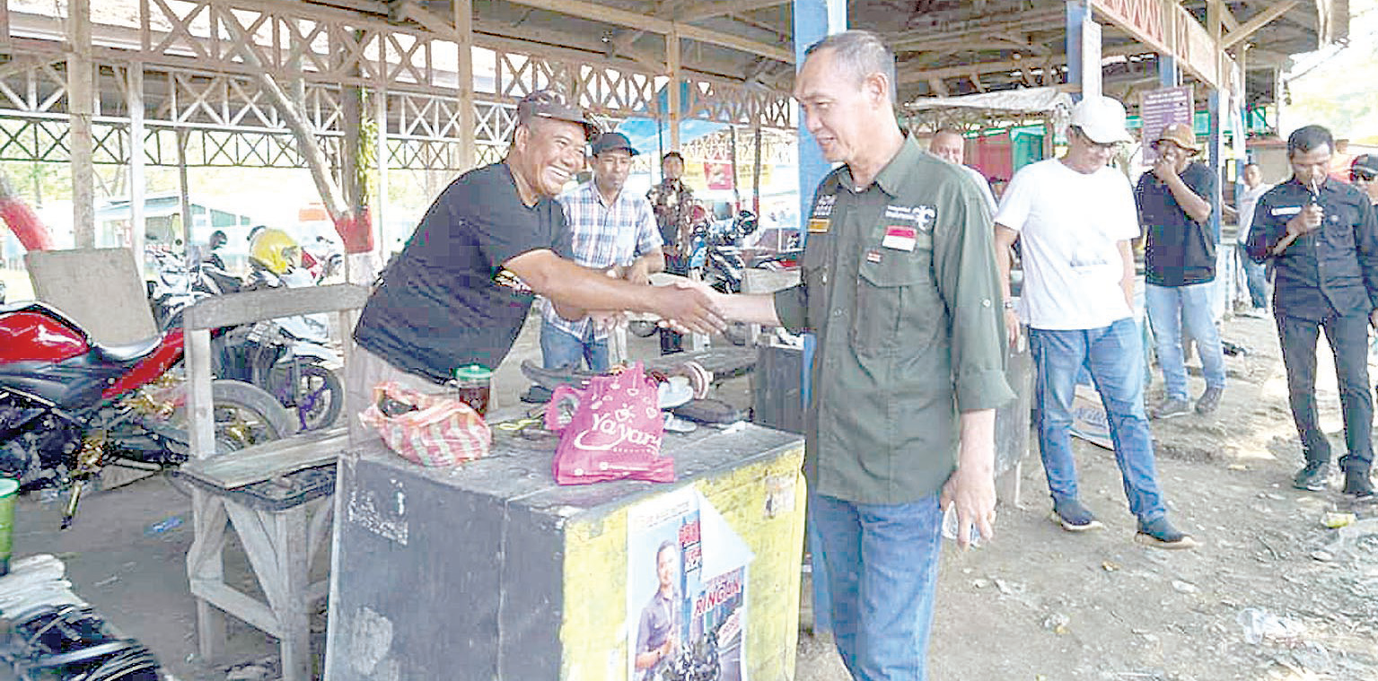 B ERTEMU PEDAGANG: Plt Bupati Kolaka, H Muhammad Jayadin saat bersilaturahmi dengan pedagang di Pasar Raya Mekongga, kemarin. (Zulfadli/Kendari Pos)