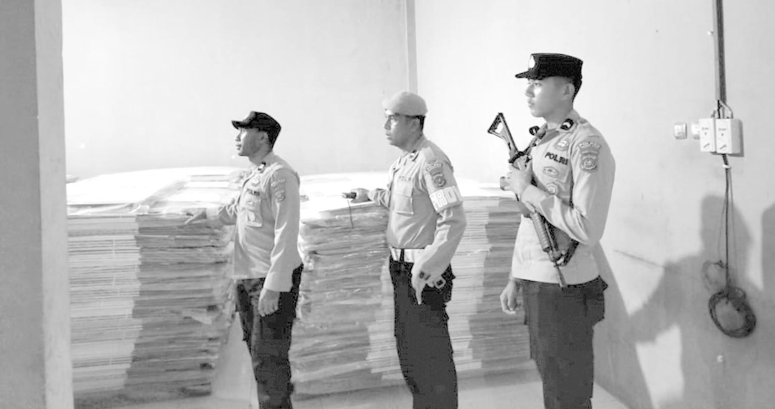 OPERASI : Jajaran personel Polres Konut ketika melakukan patroli di kantor KPU dan gudang logistik untuk memastikan kondisi keamanan selamam tahapan Pemilu serentak 2024. (HELMIN TOSUKI/KENDARI POS)