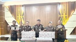 Kejari Kendari, Ronal Bakara (3 dari kanan) didampingi Kepala Seksi (Kasi) Intelijen Kejari Kendari, Bustanil Nadjamuddin Arifin (kiri) menunjukan tumpukan uang Rp4,3 miliar dari pengembalian kerugian negara yang disaksikan terdakwa Wardan dan pihak BRI, Senin (13/11/2023). (KAMALUDDIN / KENDARI POS)