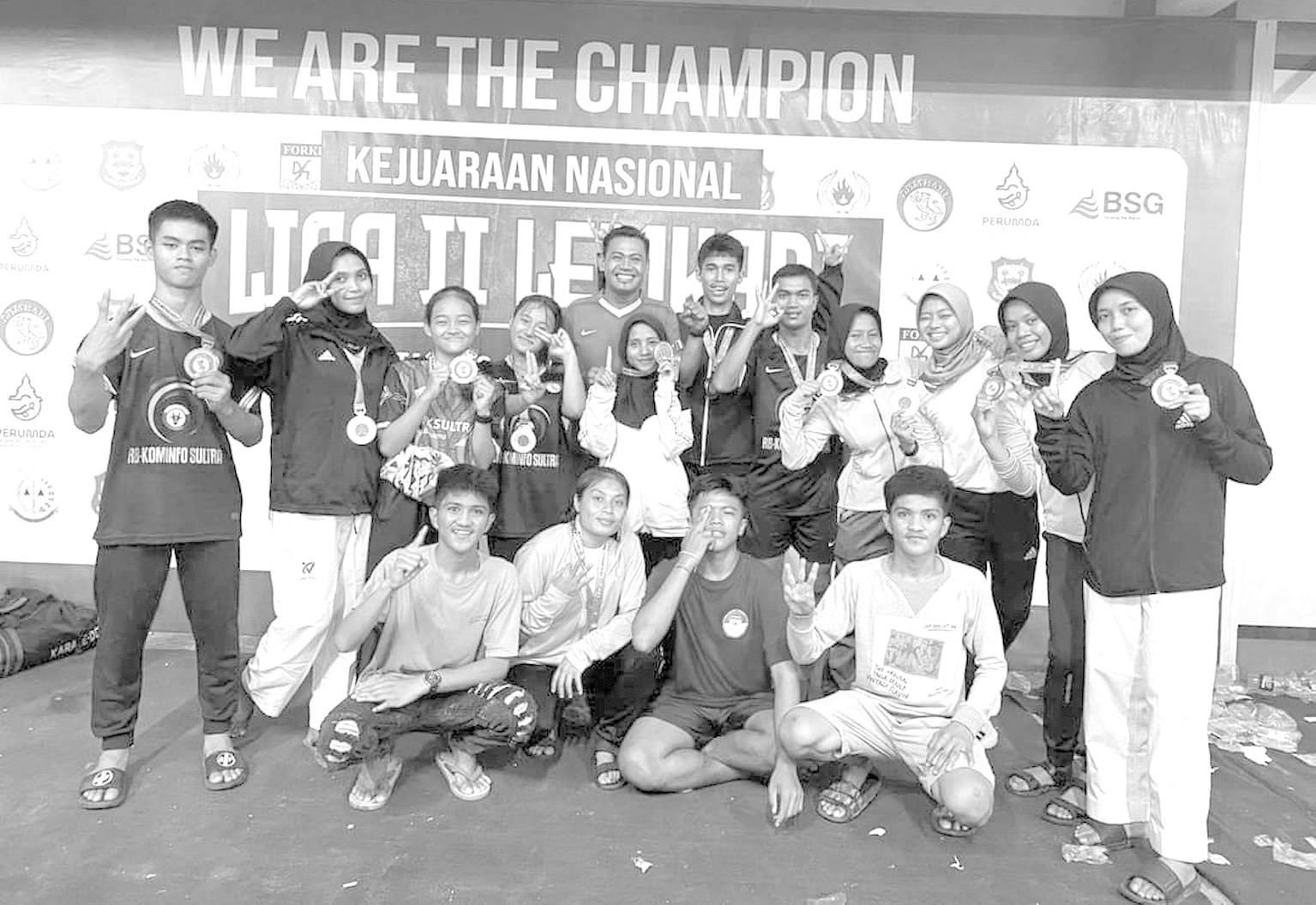 JUARA: Tim Dojo RB Kominfo Sultra foto bersama usai meraih belasan medali dalam Kejuaraan Nasional (Kejurnas) Karate Liga 2 Lemkari di Provinsi Gorontalo, kemarin.