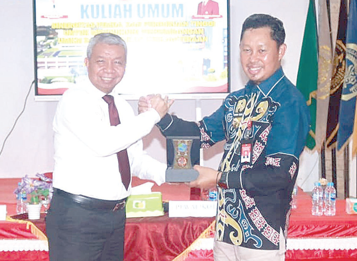 Penyerahan plakat penghargaan oleh Rektor Unsultra, Prof Andi Bahrun (kiri) kepada PJ Wali Kota Kendari Asmawa Tosepu (kanan) usai membawakan kuliah umum.