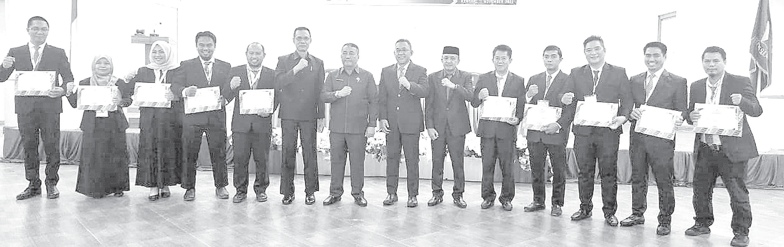 TINGKATKAN KUALITAS : Pose bersama peserta terbaik PKA angkatan XI tahun 2023. Delapan orang diantaranya merupakan ASN lingkup Pemkab Konsel. (I NGURAH PANDI SANTOSA/KENDARI POS)