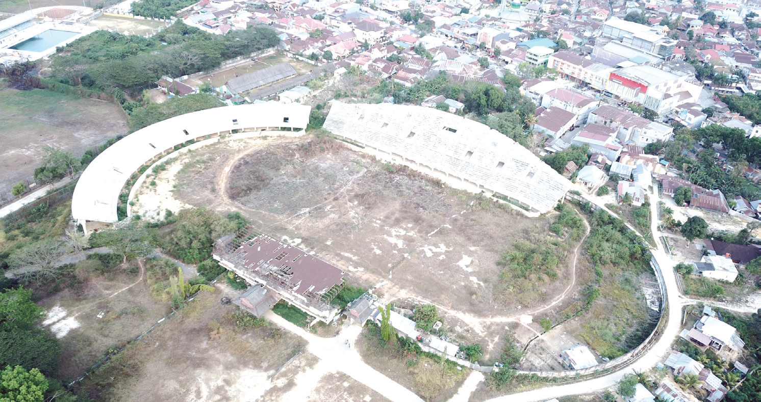 STADION LAKIDENDE : Proyek rehabilitasi stadion Lakidende harus dihentikan. Pasalnya, sebagian lahan stadion masih harus dibebaskan. Rabu (15/11), dua sisi tribun penonton telah dikerjakan. (MUHAMMAD ABDI ASMAUL AMRIN/KENDARI POS)