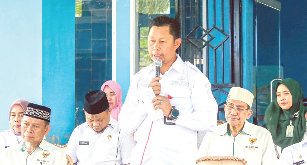 PASAR KREATIF : Pj Wali Kota Kendari Asmawa Tosepu (berdiri) memberi pengarahan dalam rapat persiapan pelaksanaan pasar kreatif di Balai Kota kemarin (AGUS SETIAWAN/KENDARI POS)