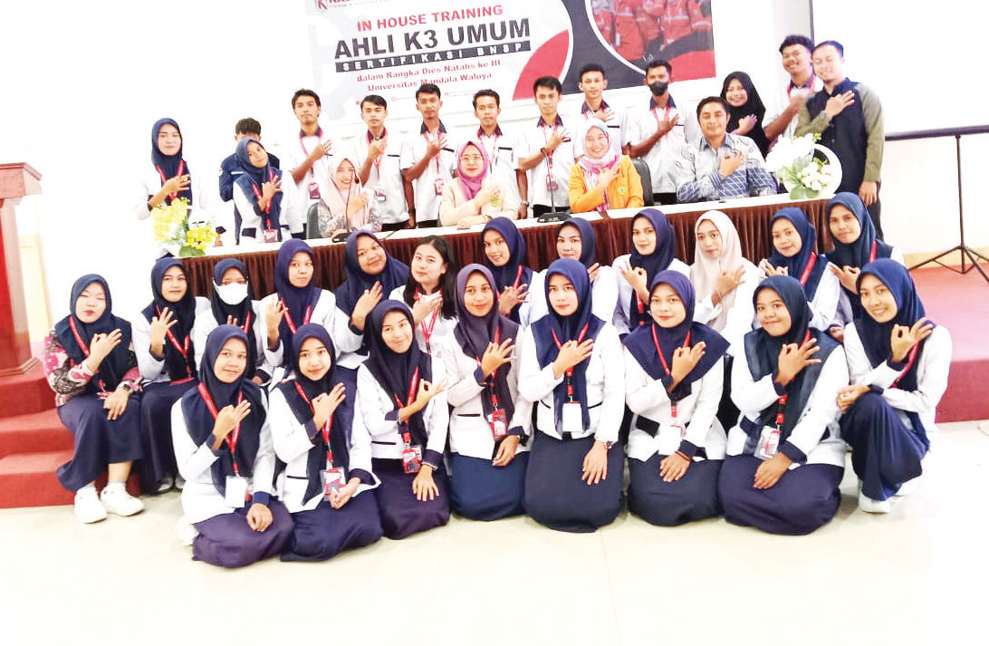 Rektor UMW, Dr. Ratna Umi Nurlila beserta PR II, Ketua LPKDMA dan peserta foto bersama usai pembukaan pelatihan di Kampus UMW, Rabu (15/11/2023).