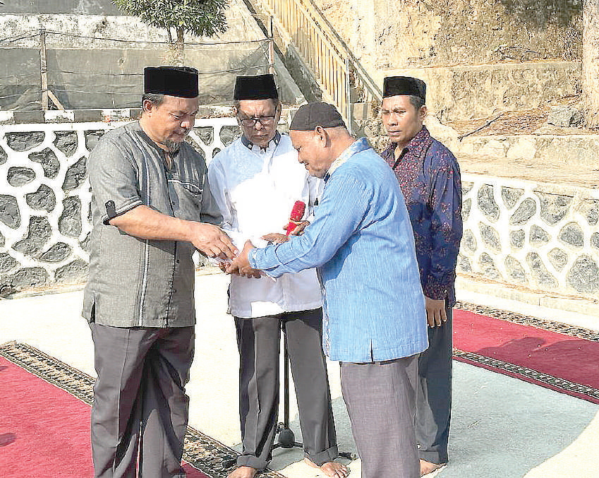 Kepala SMA Negeri 5 Kendari, Sofyan Masulili (tengah) menyerahkan donasi untuk masyarakat Palestina kepada Baznas Sultra, kemarin. (Agus Setiawan/Kendari Pos)