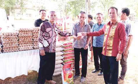 Camat Konda, Harlin saat menghadiri Gerakan Pasar Murah di Konda, Konsel, kemarin. (16/11). (