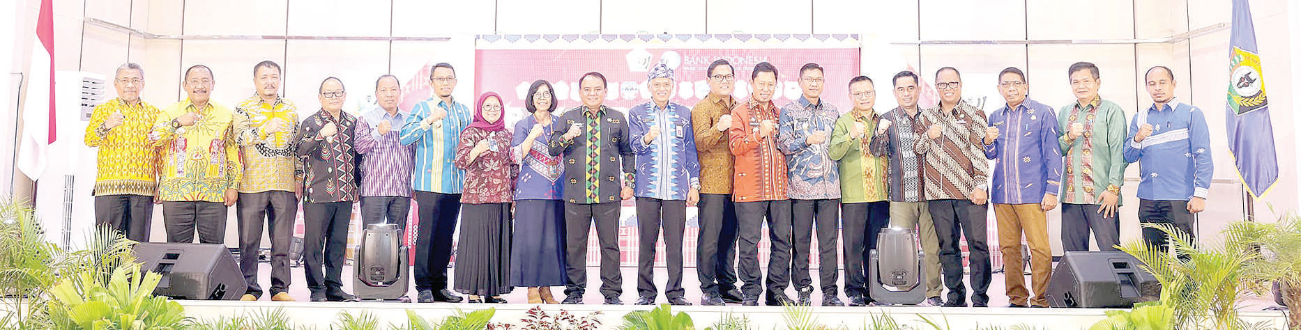 Pj Gubernur Sultra Andap Budhi Revianto (sembilan kiri), Sekda Sultra Asrun Lio (sembilan kanan) bersama bupati, wali kota dan Forkopimda usai meneken dokumen komitmen penanganan inflasi.