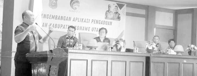 HIMPUN ASPIRASI : Bupati Konut, Dr. H. Ruksamin (kiri) ketika memberi sambutan dalam sosialisasi pengenalan aplikasi Lapor Konasara, sebagai wadah pengaduan publik di otoritanya. (PEMKAB KONUT FOR KENDARI POS)