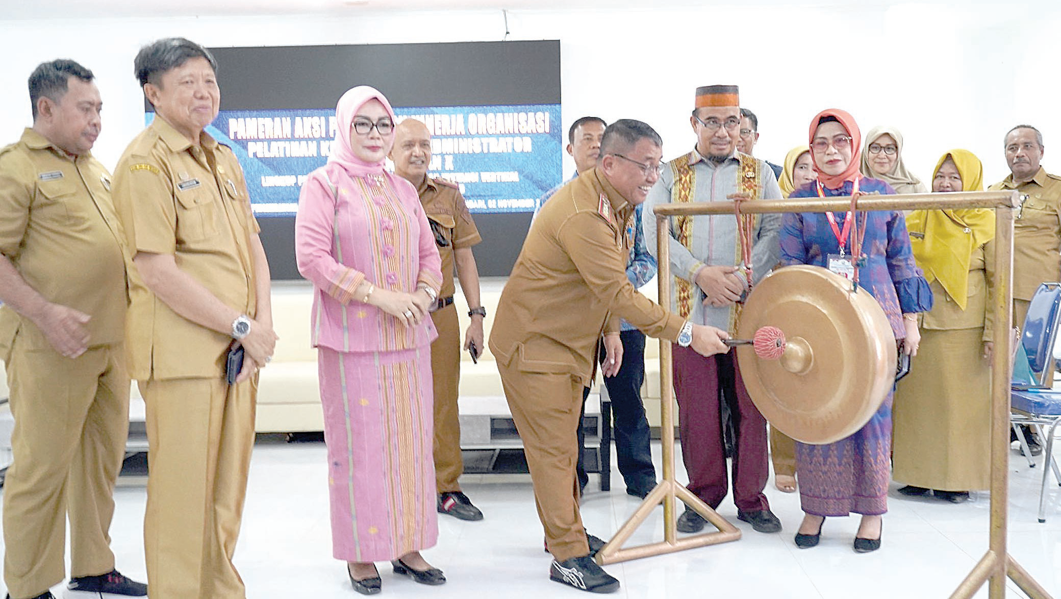 PAMERAN INOVASI DANKREATIVITAS : Kepala BPSDM Sultra Syahruddin Nurdin memukul gong tanda dibukanya pameran pameran aksi perubahan di kantor BPSDM Sultra kemarin. (KAMALUDDIN/KENDARI POS)