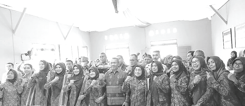 KUNJUNGAN: Wakil Bupati, Bachrun Labuta (tengah) bersama tim observasi daerah TP PKK pusat dan Forkopimda (Dedeh Ayu/Kendari Pos)