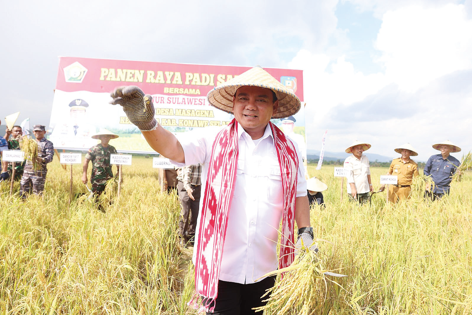 Pj. Gubernur Sultra, Andap Budhi Revianto saat melakukan panen raya di Kecamatan Konda, Kabupaten Konsel.
