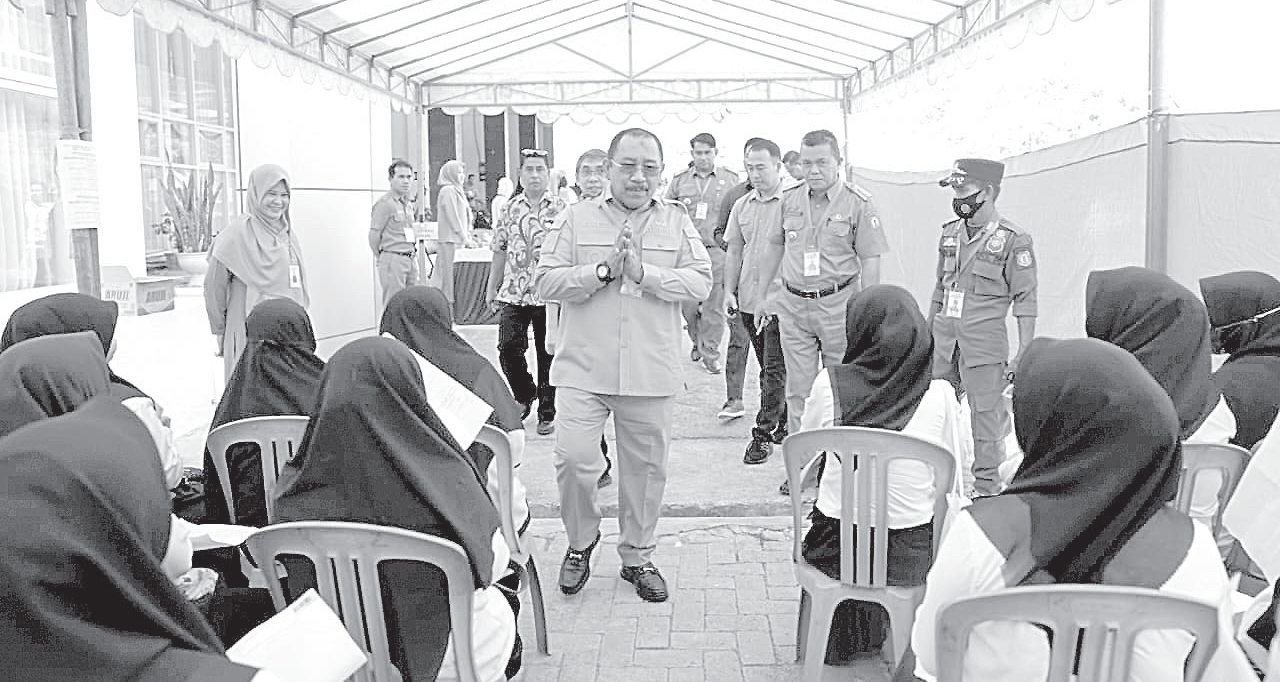 PANTAU: Pj Bupati Bombana Burhanuddin memantau proses seleksi calon PPPK.