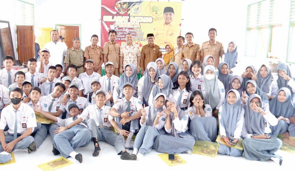 Anggota DPRD Provinsi Sulawesi Tenggara, Aksan Jaya Putra (kelima dari kiri, belakang) berpose bersama para peserta kegiatan pembinaan ideologi Pancasila dan wawasan kebangsaan dari kalangan pelajar. Kemarin, kegiatan tersebut dihelat di SMAN 11 dan SMAN 12 Kendari. (MUHAMMAD AKBAR ALI/KENDARI POS)
