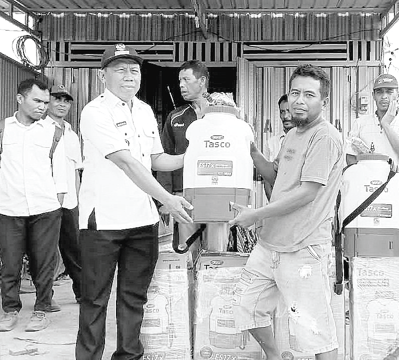 BANTUAN: Kepala Desa Pulau Tamboka Asmadin menyerahkan bantuan Alsintan kepada petani, kemarin